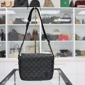 LOUIS VUITTON DISTRIC PM MESSANGER BAG
